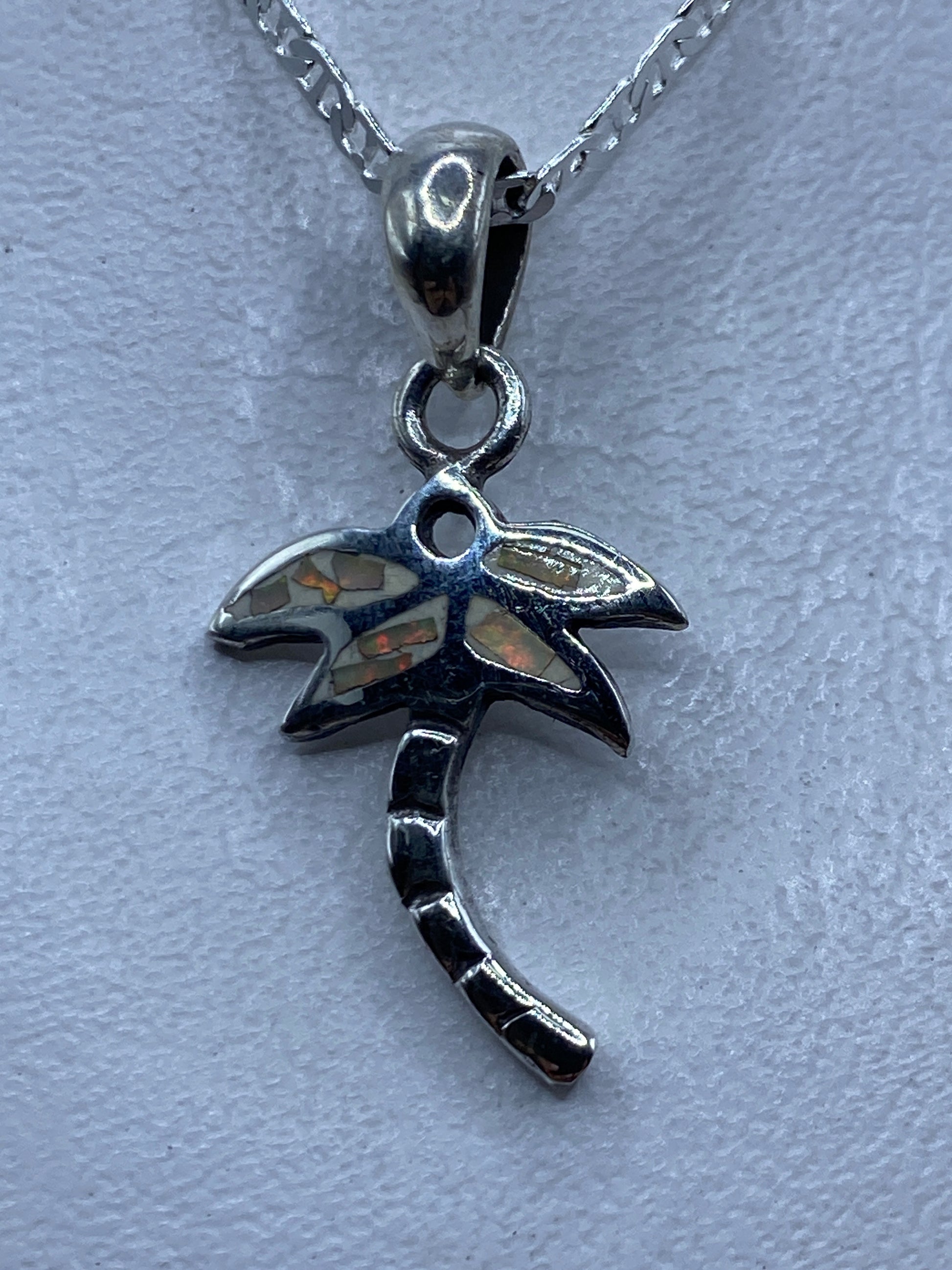 Dije de plata palmera con ópalo de fuego incrustado, sobre cadena delgada