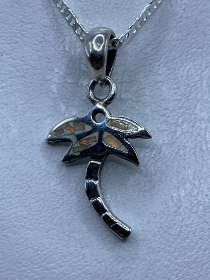 Dije de plata palmera con ópalo de fuego incrustado, sobre cadena delgada