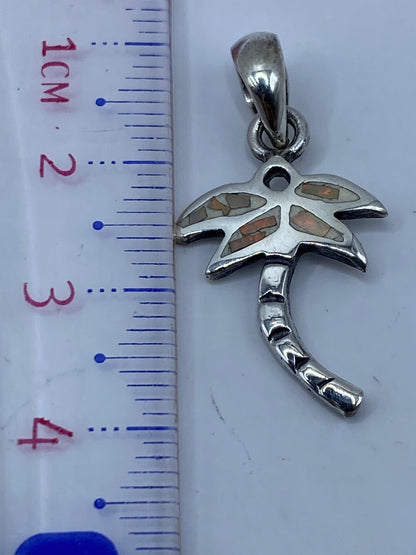 Medición del dije de 3.8 cm de largo con Quinto .950 visible