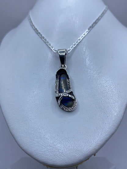 Detalle del ópalo de fuego azul y el engaste de plata .950 del dije