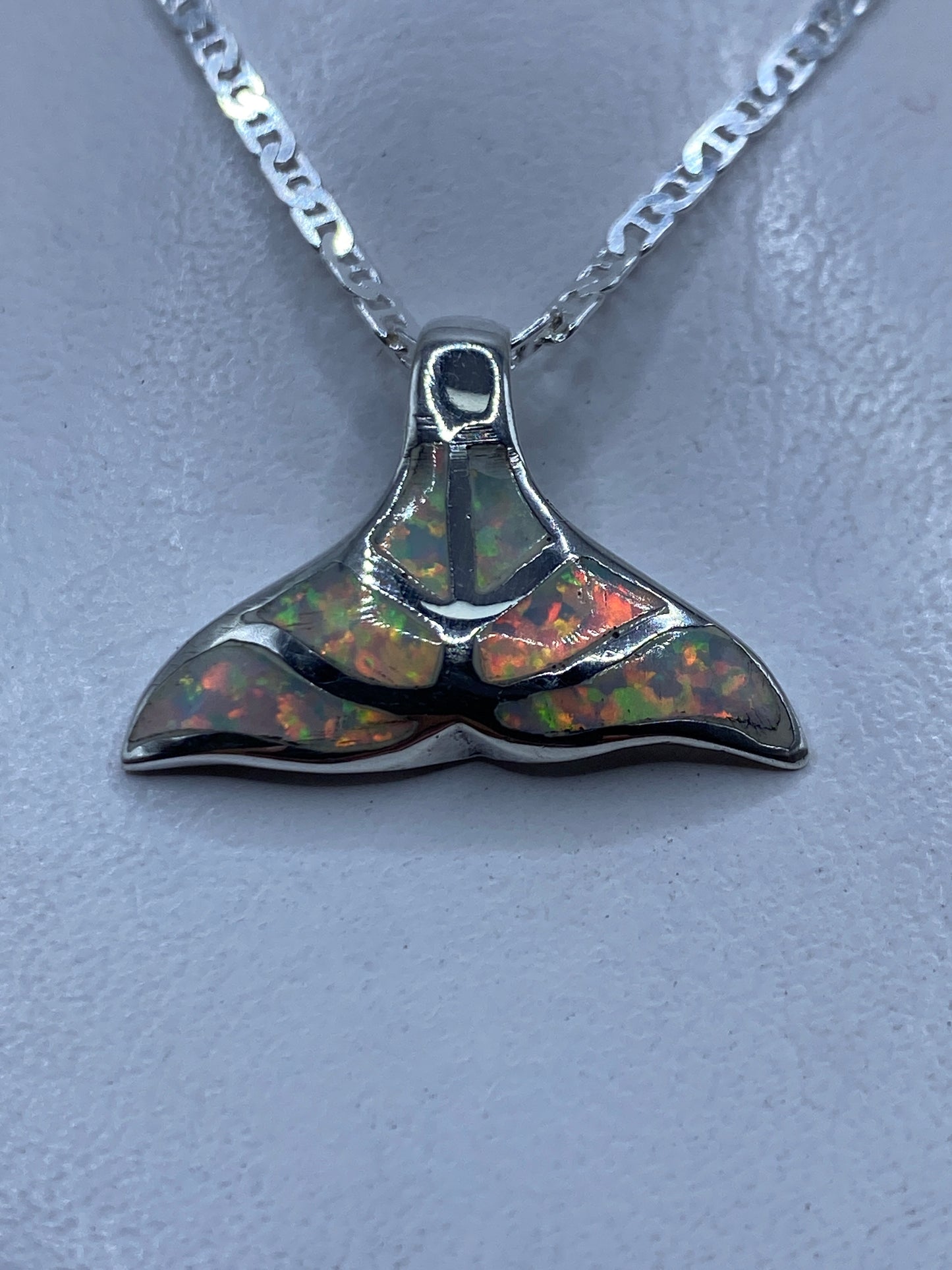 Dije minimalista de plata .925 con forma de cola de ballena y ópalo de fuego multicolor