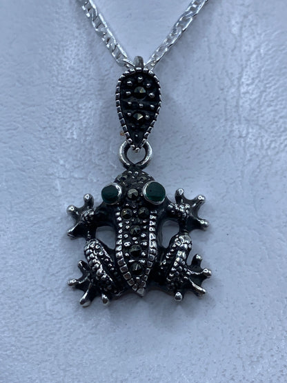 Dije de sapo en plata .925 con marcasita, estilo art-déco, colgando de cadena