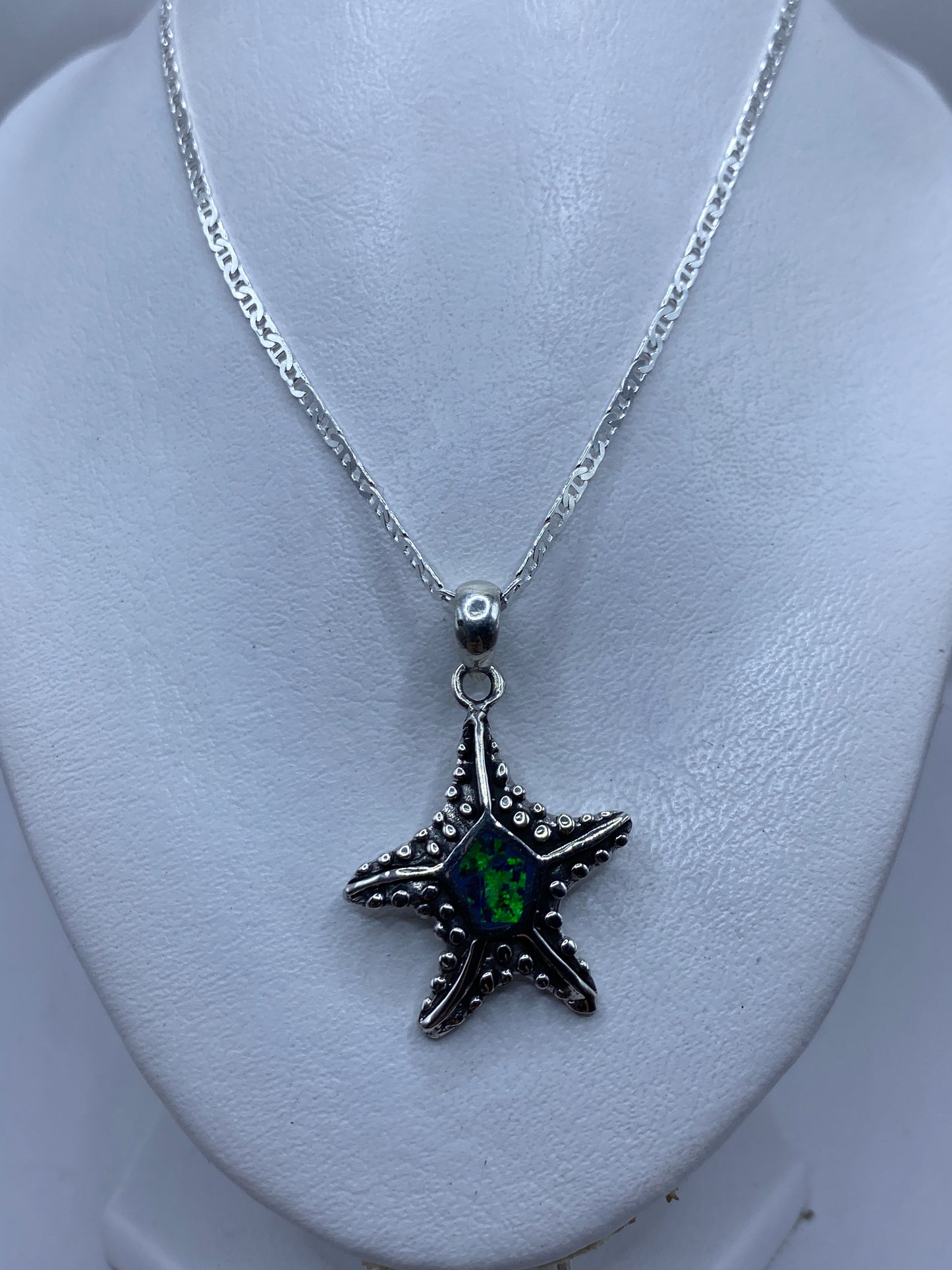 Detalle del ópalo de fuego con tonos verdes y azules brillantes