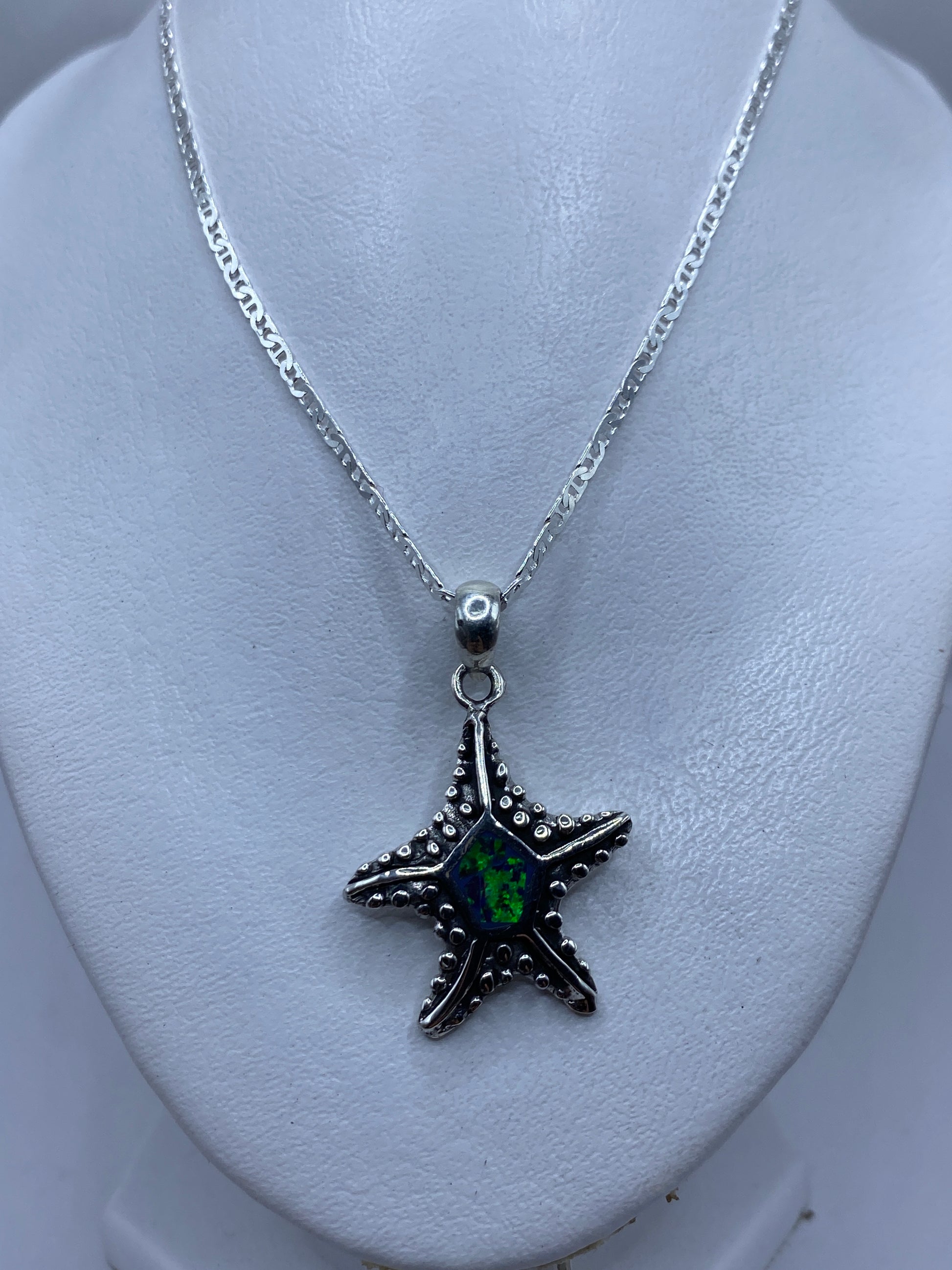 Detalle del ópalo de fuego con tonos verdes y azules brillantes