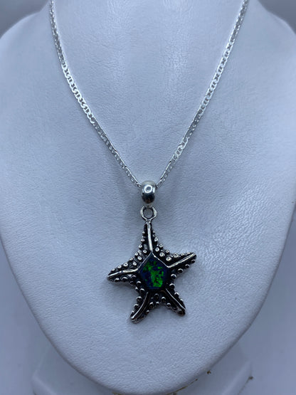 Detalle del ópalo de fuego con tonos verdes y azules brillantes