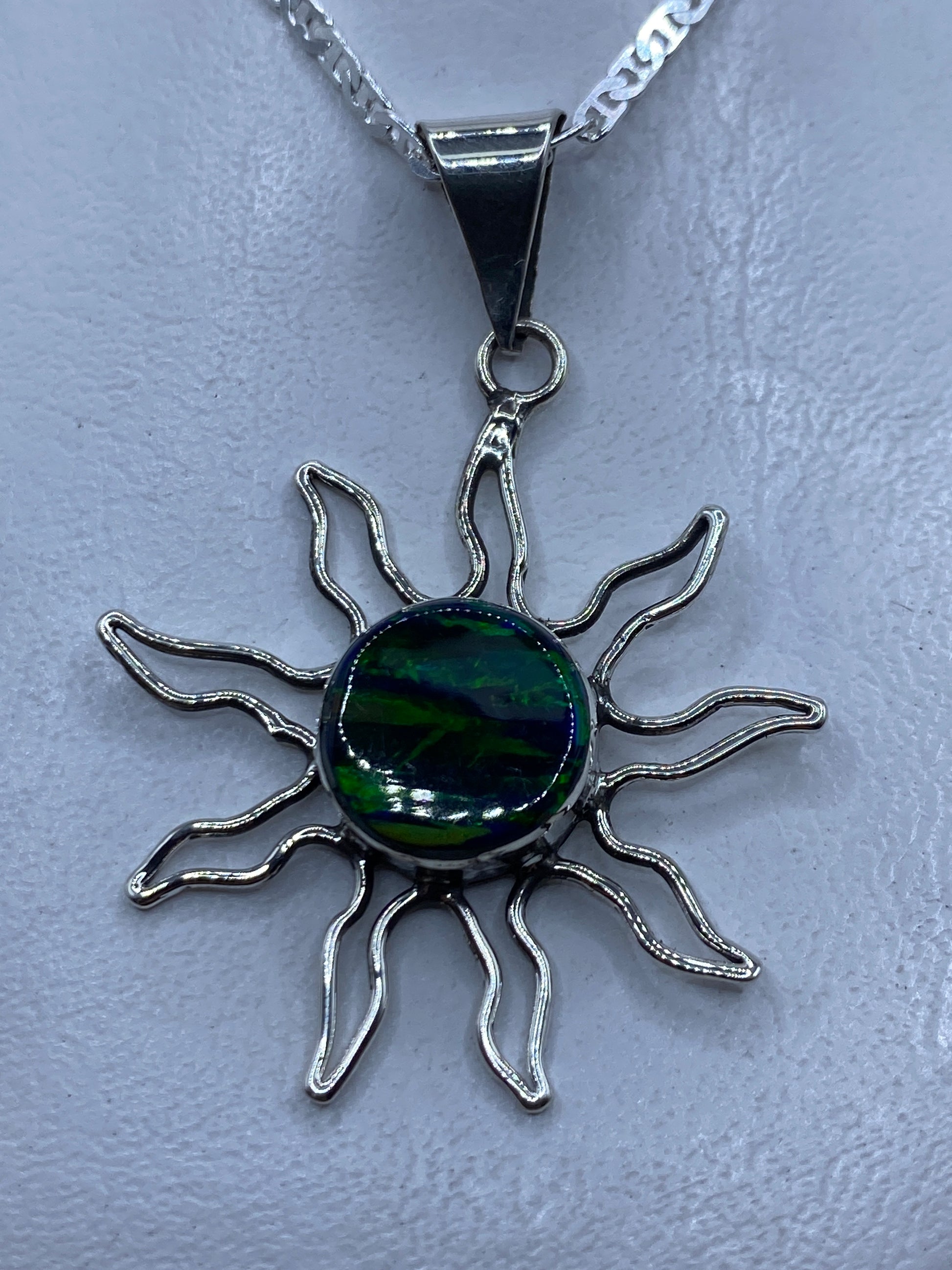 Dije sol de plata .950 con Ópalo de Fuego azul, rayos curvados artesanales de Taxco