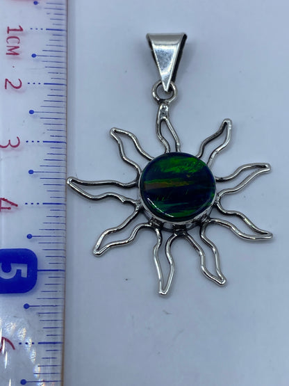 Dije sol de 5.4 cm sobre fondo blanco mostrando la pureza de la plata