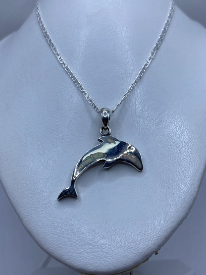 Detalle del engaste artesanal del ópalo de fuego en plata .950