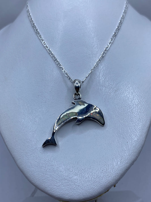 Detalle del engaste artesanal del ópalo de fuego en plata .950