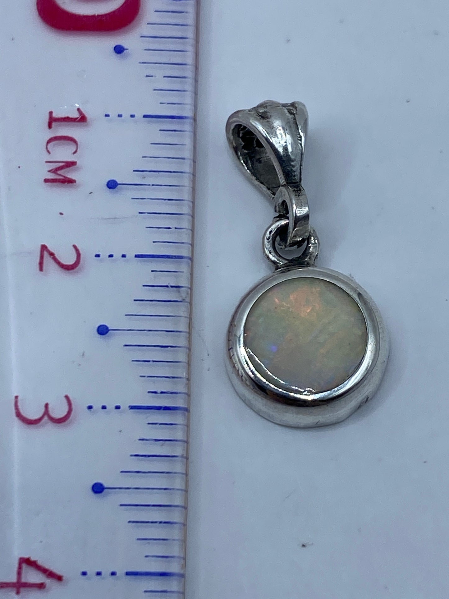 Reverso del dije con marca de plata .950 y detalle del engaste a mano