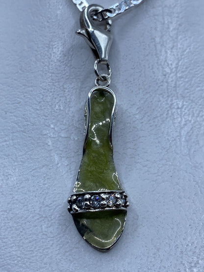 Dije de plata .925 con circonia verde olivo, colgando de cadena plateada