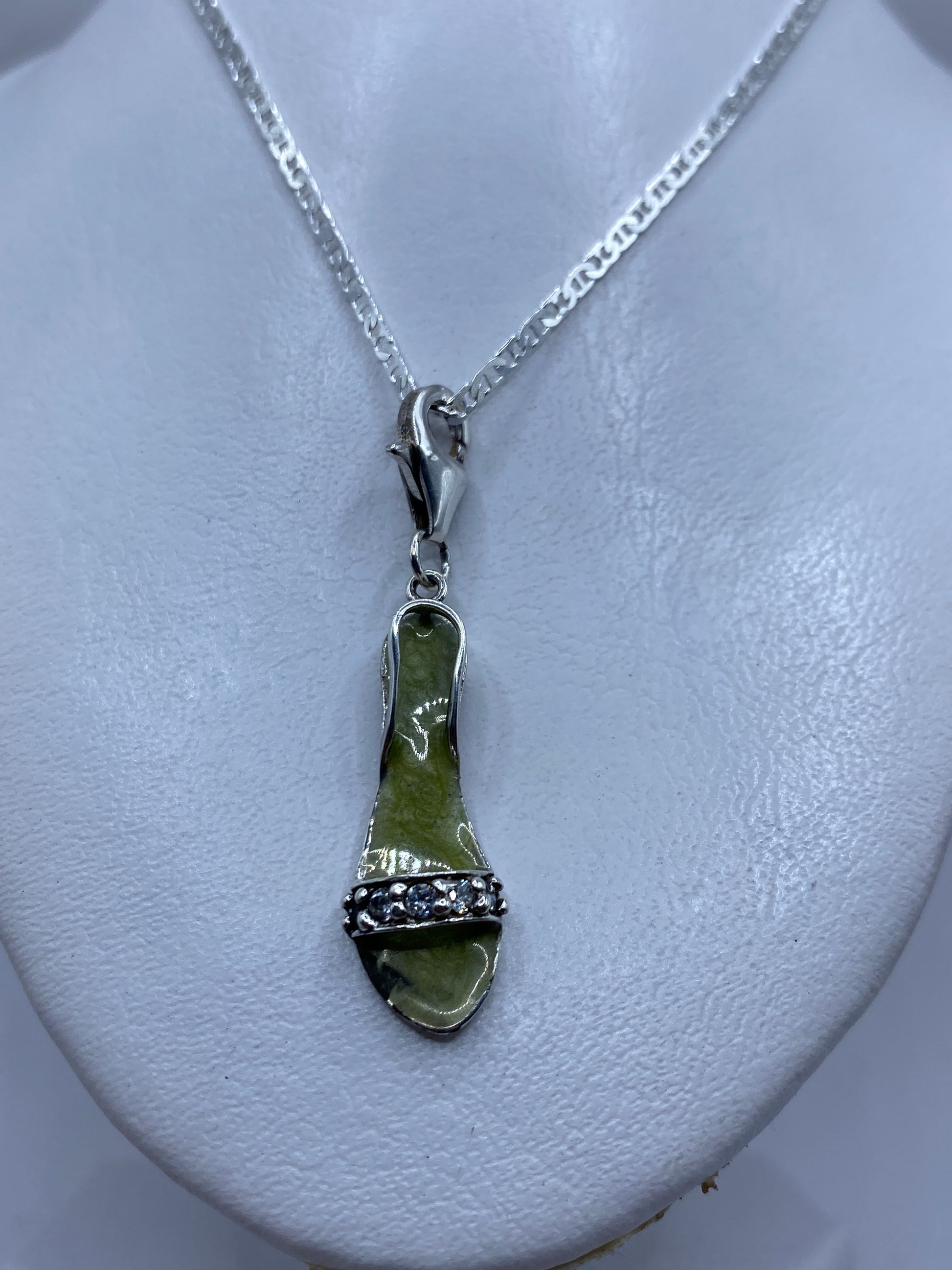 Detalle del engaste de circonia verde en plata, vista frontal del dije de 4.7 cm