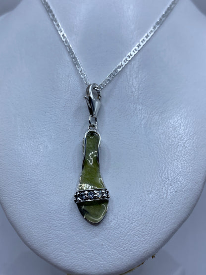 Detalle del engaste de circonia verde en plata, vista frontal del dije de 4.7 cm
