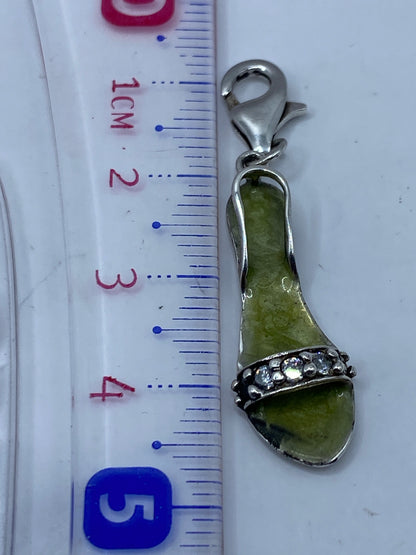 Dije medido con regla marcando 4.7 cm de largo, con peso de 2.5 g