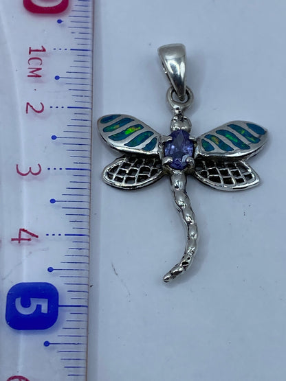 Libélula de plata .950 de Taxco en la mano, mostrando el tamaño real de 4.6 cm