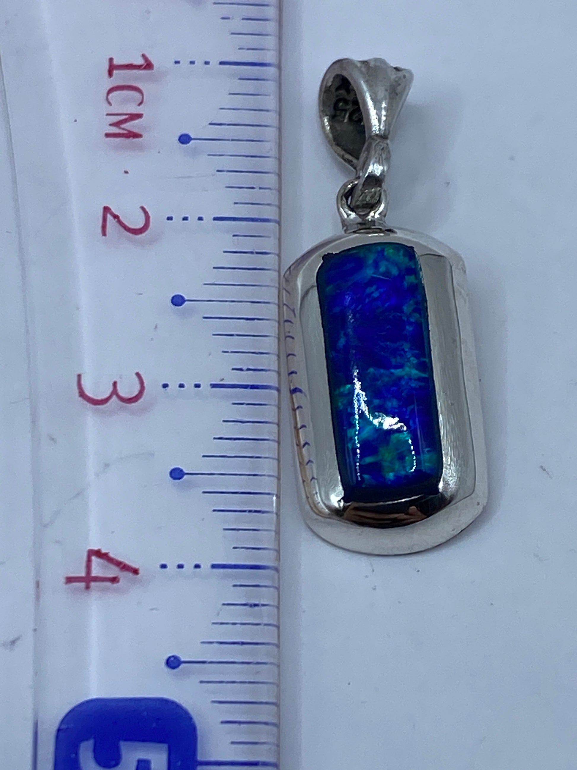 Reverso del dije mostrando el sello 925 y el acabado artesanal