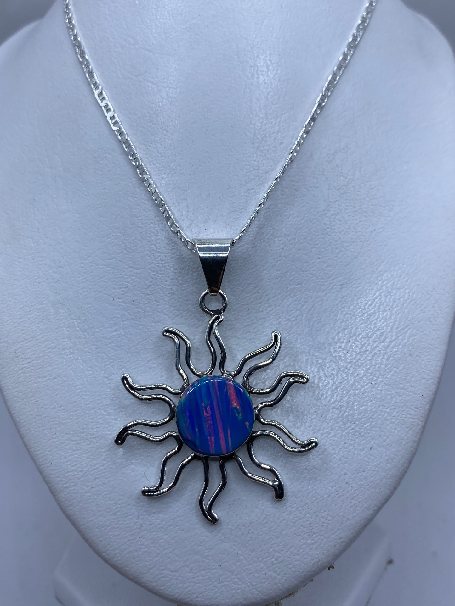 Detalle del ópalo de fuego azul engastado en plata, con brillo variable