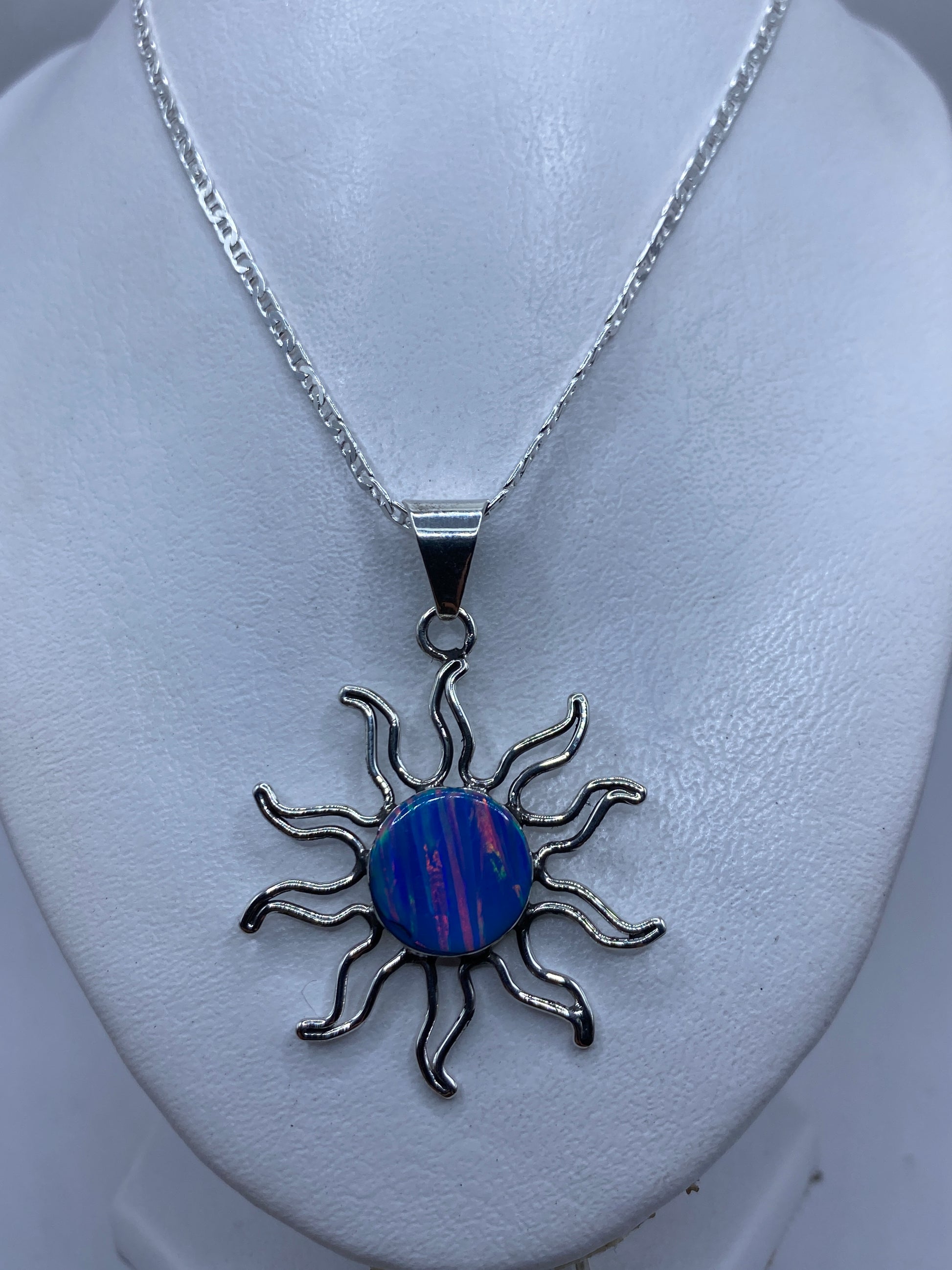 Detalle del ópalo de fuego azul engastado en plata, con brillo variable