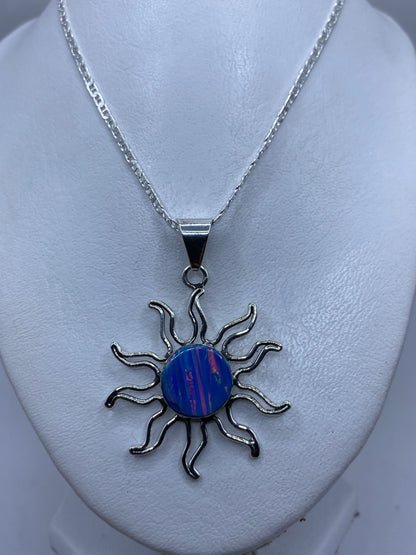 Detalle del ópalo de fuego azul engastado en plata, con brillo variable