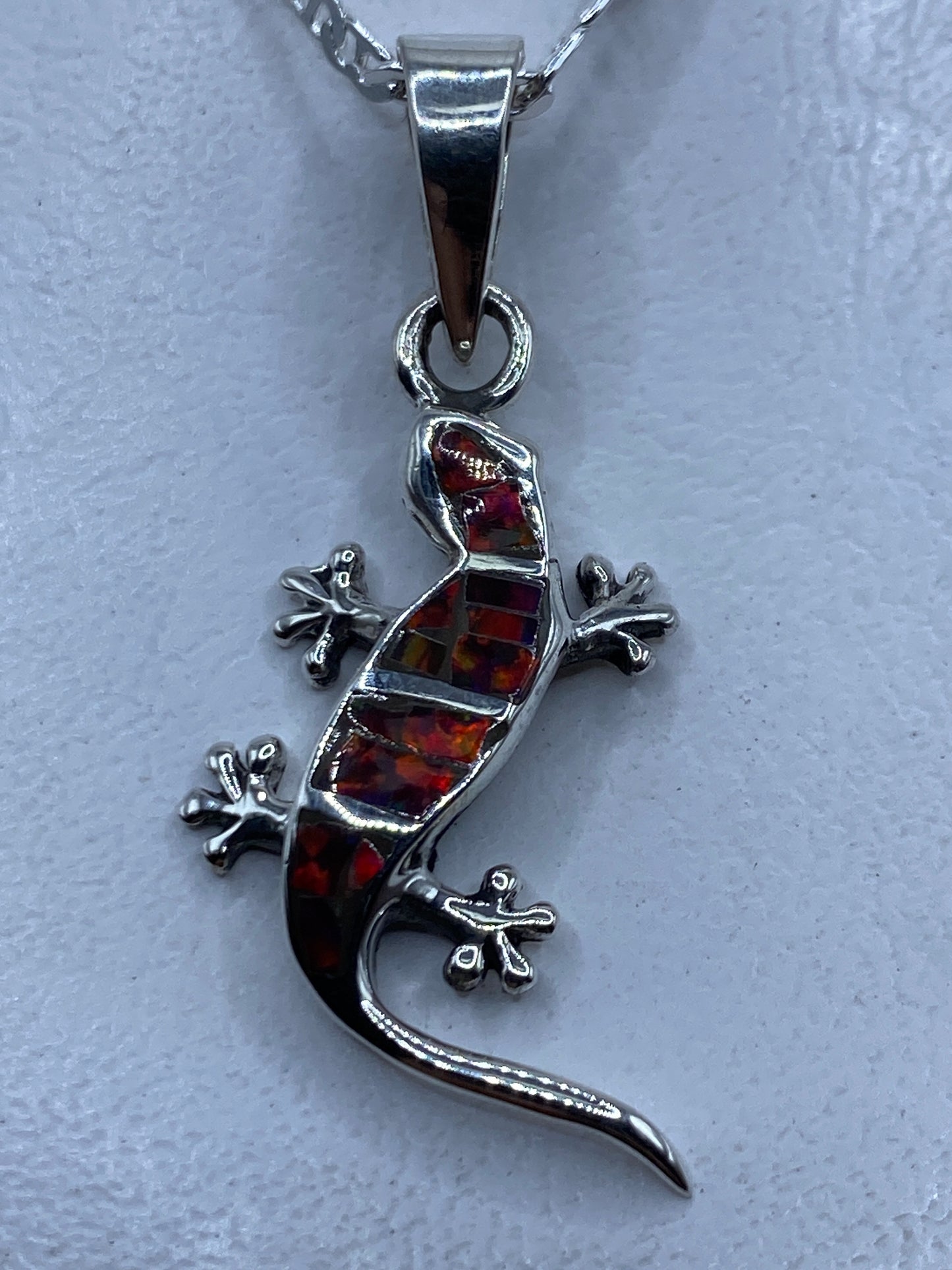 Dije de lagartija en plata .950 con ópalo de fuego multicolor colgando de una cadena fina