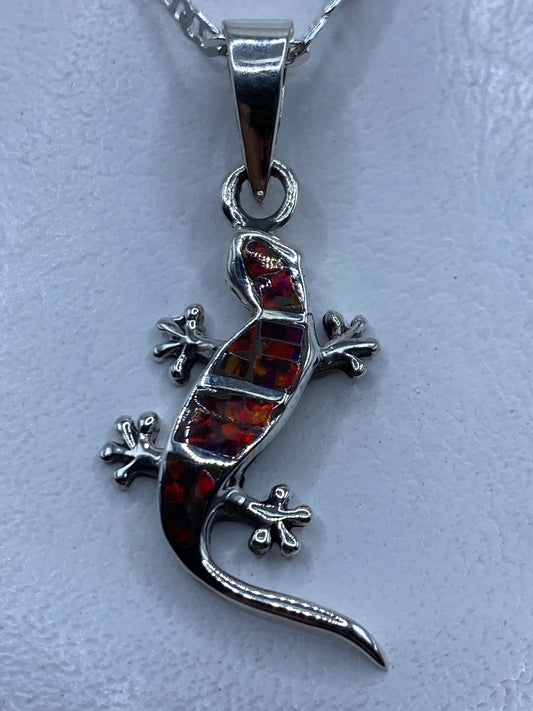 Dije de lagartija en plata .950 con ópalo de fuego multicolor colgando de una cadena fina