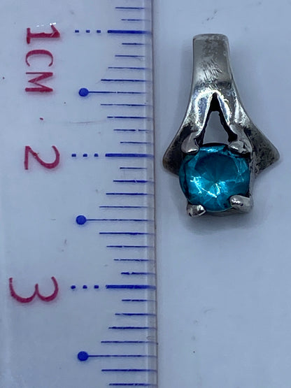 Dije sobre regla de centímetros, largo 2.3 cm confirmado