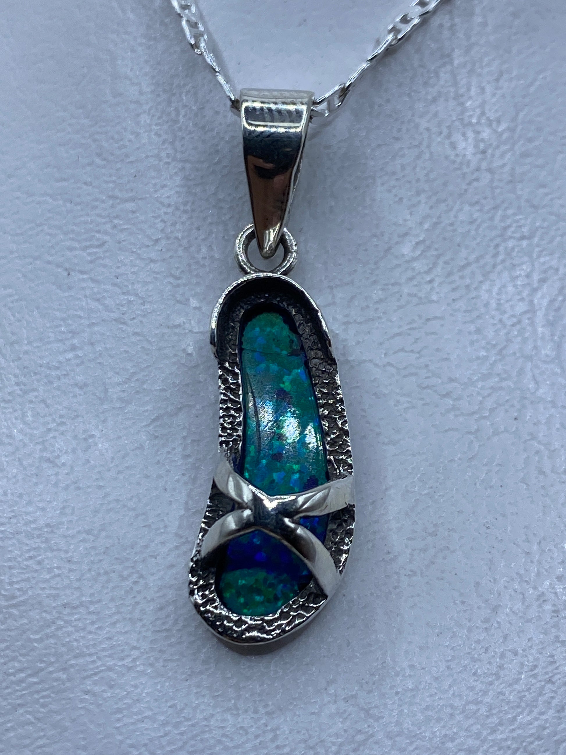 Dije de plata .950 con ópalo de fuego azul sobre cadena plateada, vista frontal