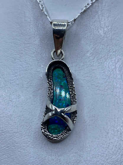 Dije de plata .950 con ópalo de fuego azul sobre cadena plateada, vista frontal