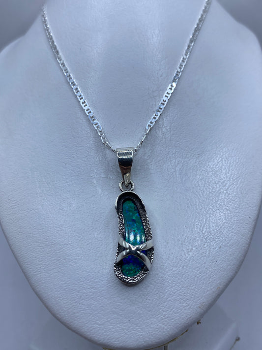 Detalle del ópalo de fuego azul con destellos verdes y dorados engastado en plata