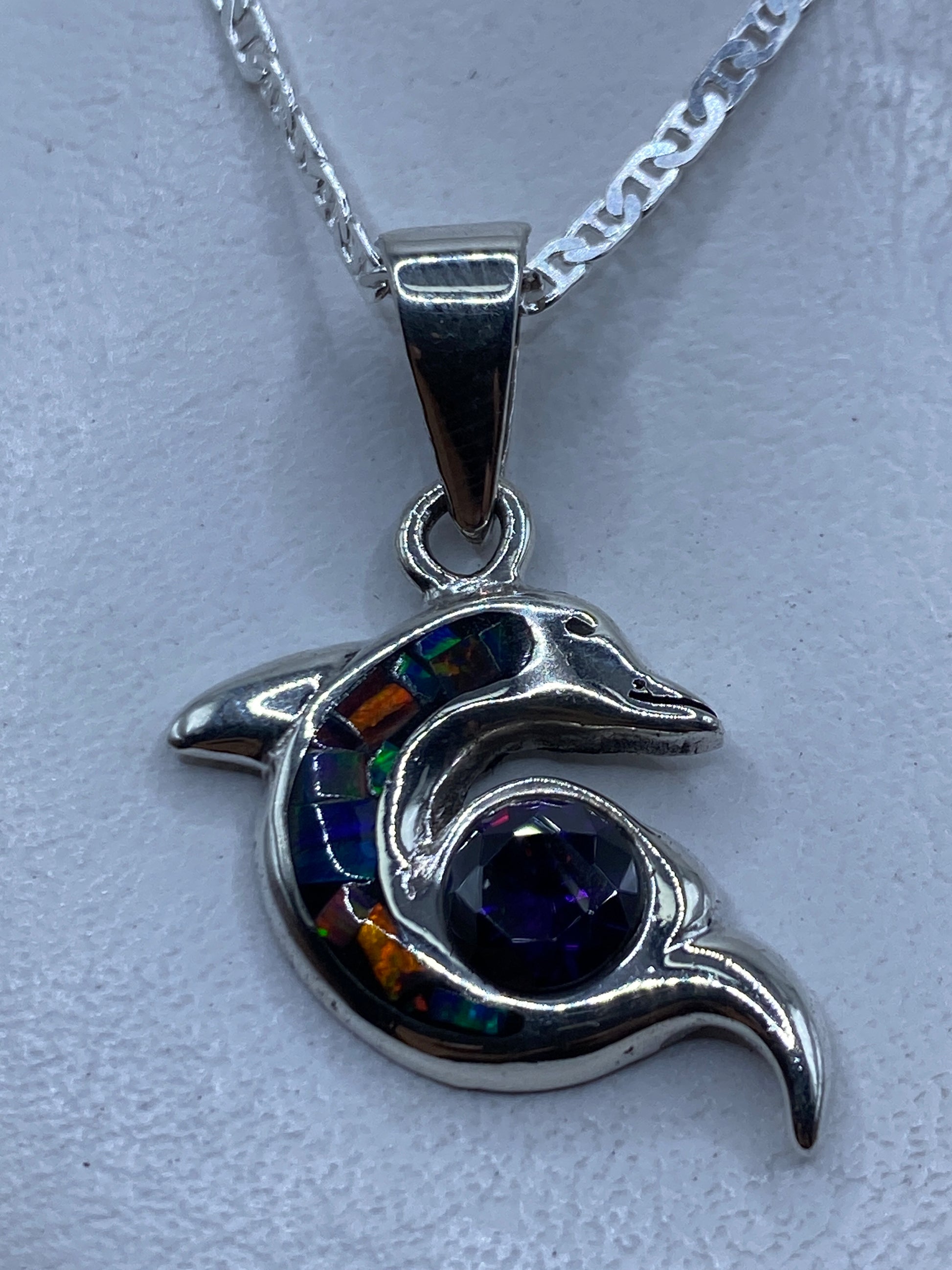 Dije delfín en plata .950 con ópalo de fuego multicolor colgando de cadena de plata