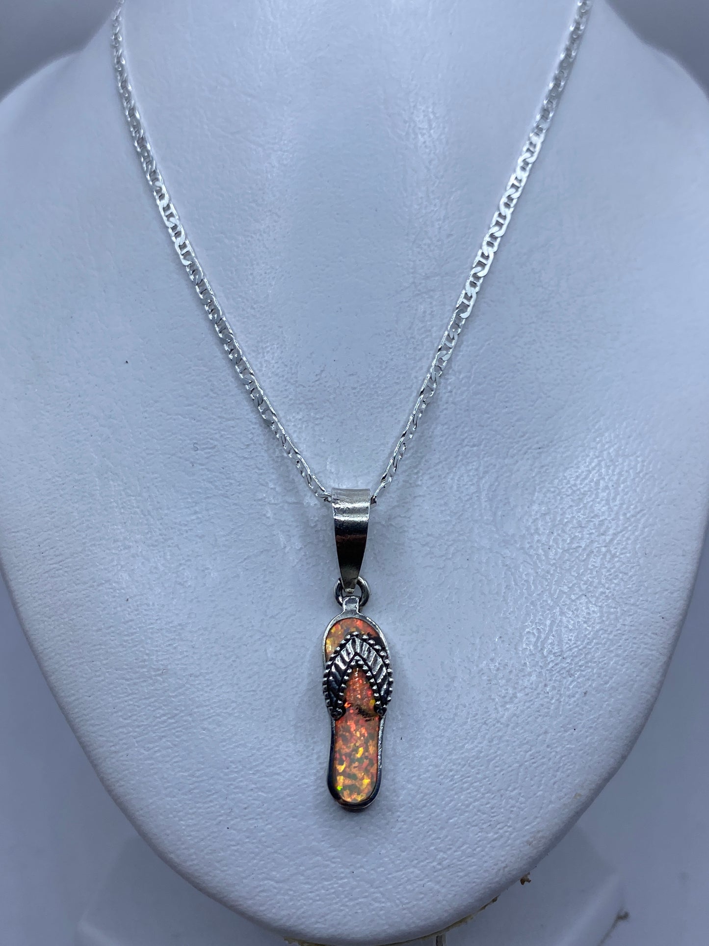 Detalle de la incrustación artesanal y acabado granulado del dije en plata Taxco