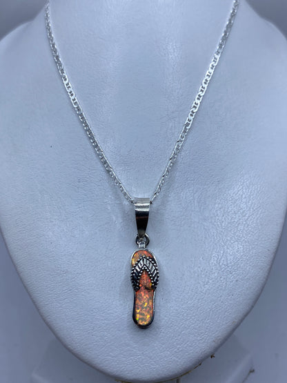 Detalle de la incrustación artesanal y acabado granulado del dije en plata Taxco