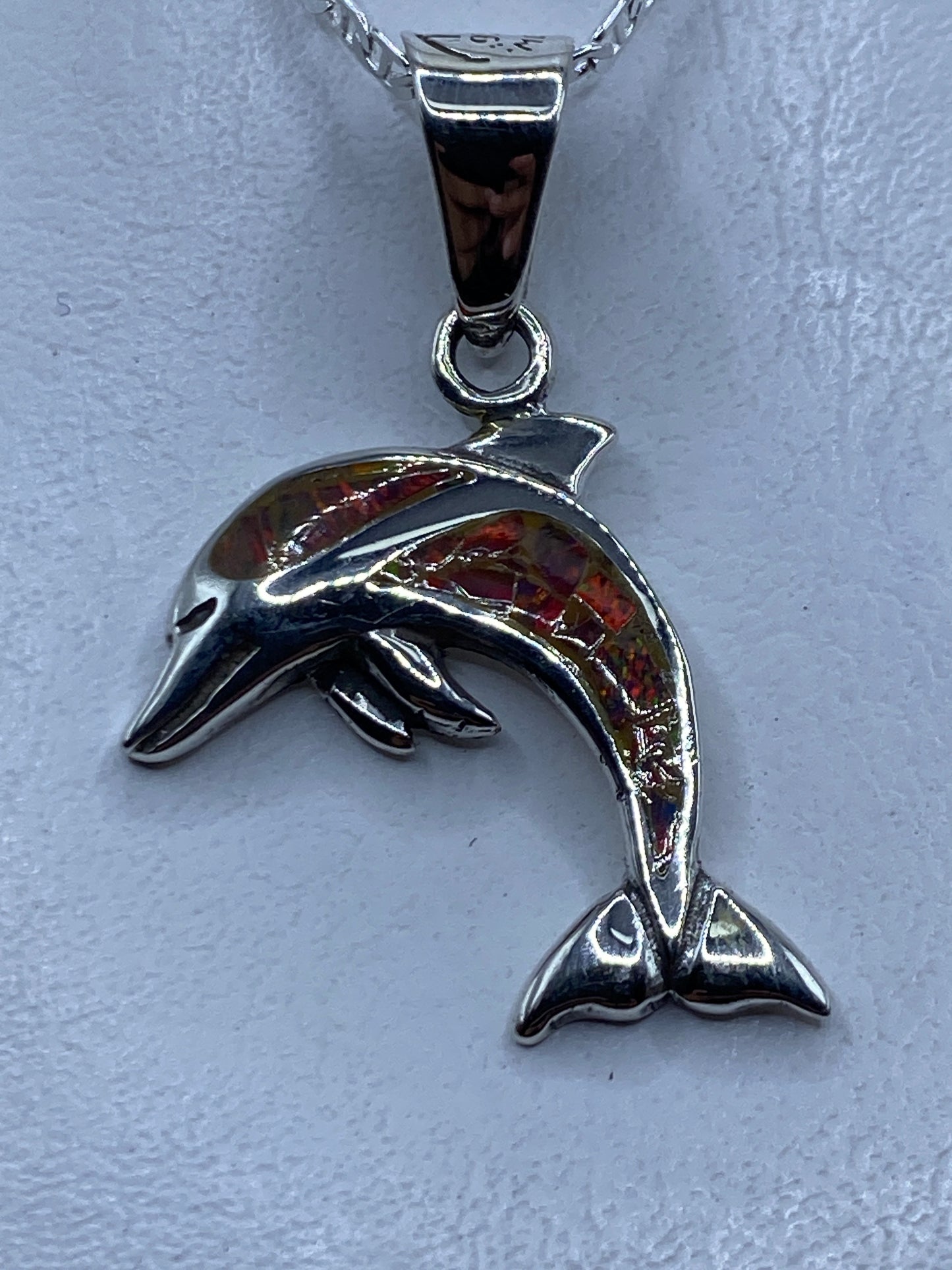 Dije delfín de plata .950 con ópalo de fuego multicolor brillante sobre fondo gris