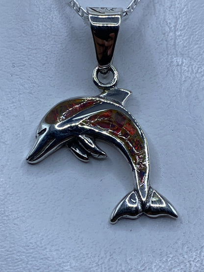 Dije delfín de plata .950 con ópalo de fuego multicolor brillante sobre fondo gris
