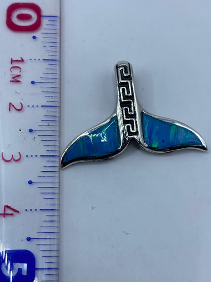 Reverso del dije de plata con acabado pulido y sello del Quinto .950