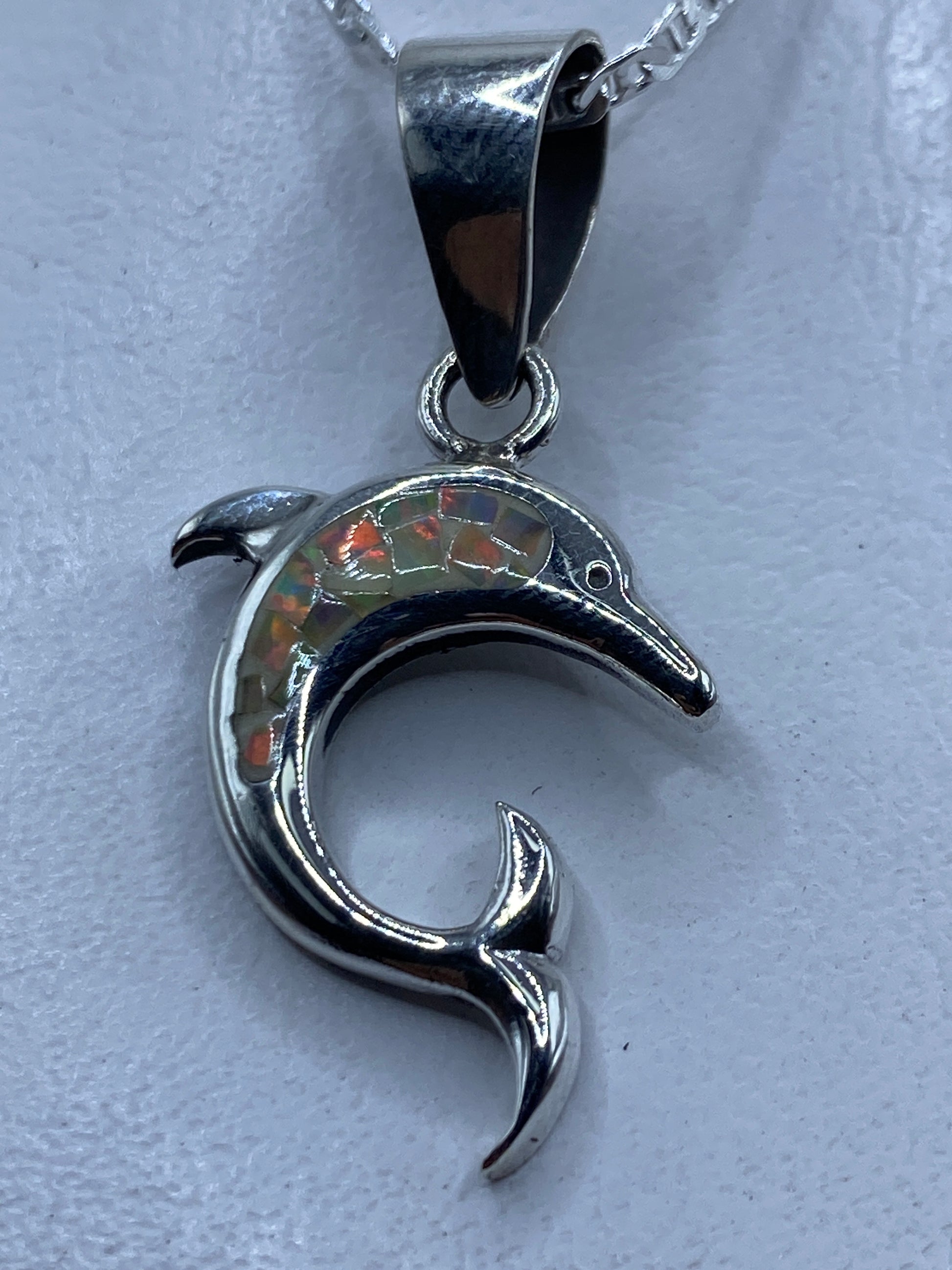 Dije de plata con ópalo de fuego iridiscente en forma de gota curva