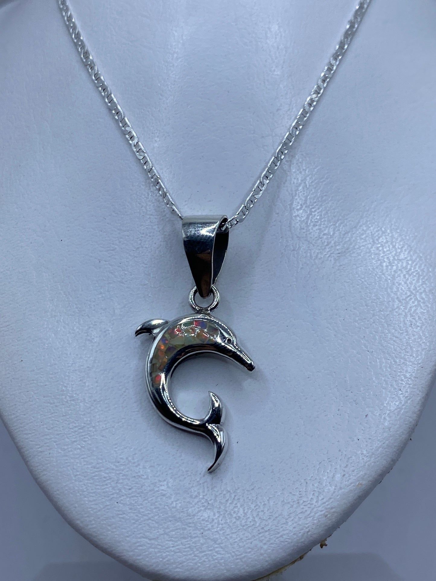 Dije colgando de cadena de plata .950, mostrando escala de 4.6 cm