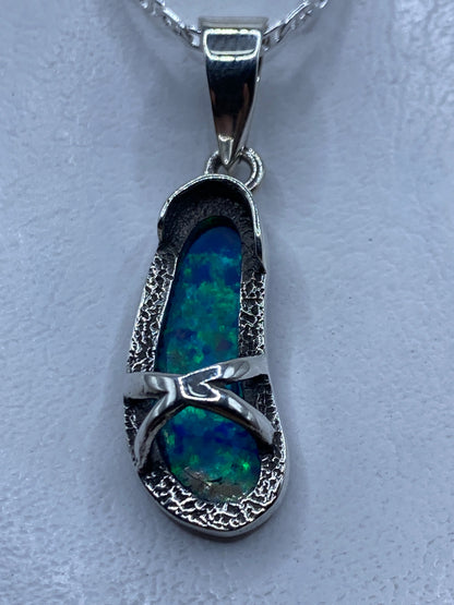 Dije de plata con ópalo de fuego azul intenso, diseño ovalado con detalles texturados