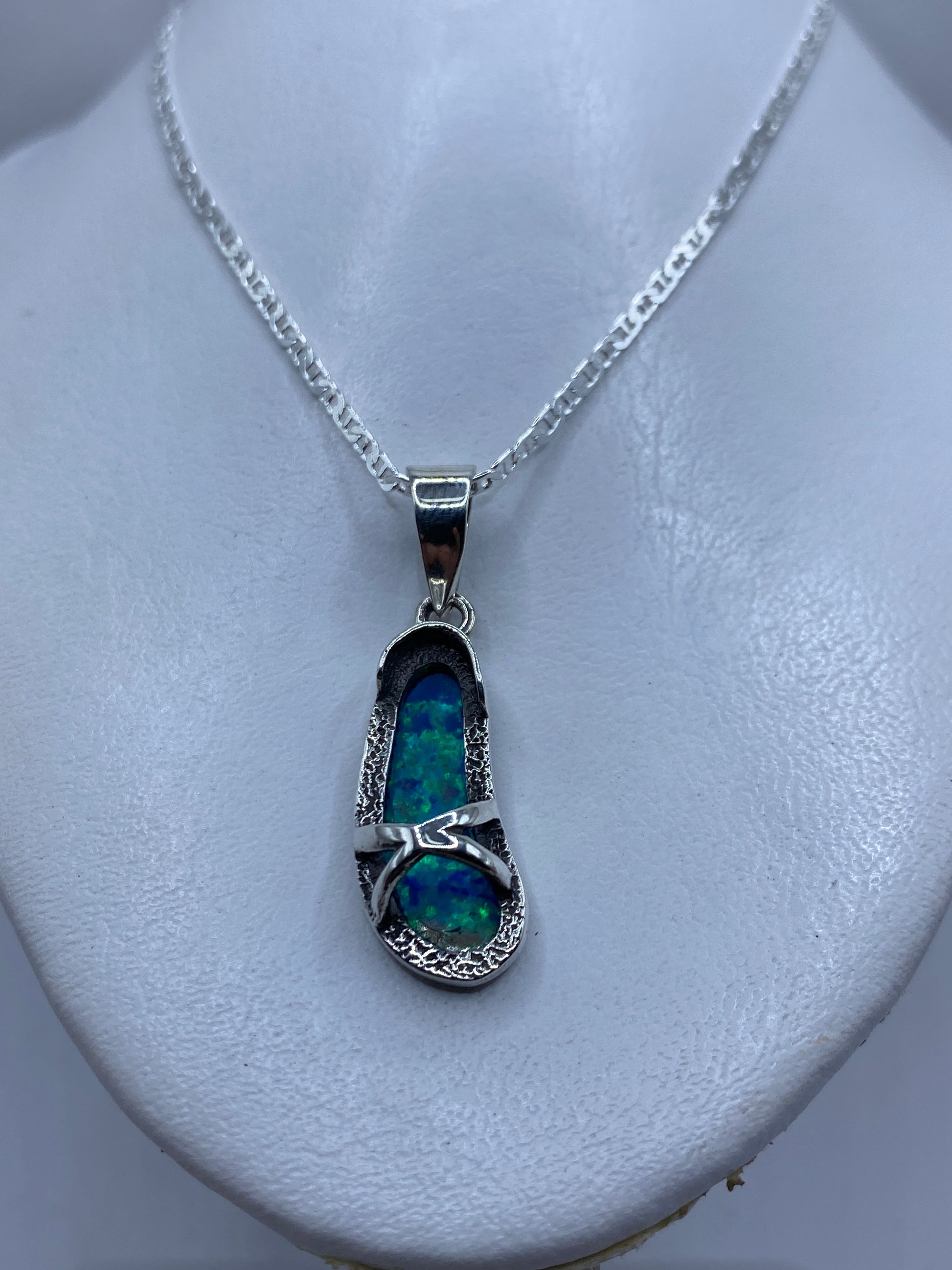 Dije de 4.4 cm sobre cadena de plata, mostrando el color azul profundo del ópalo