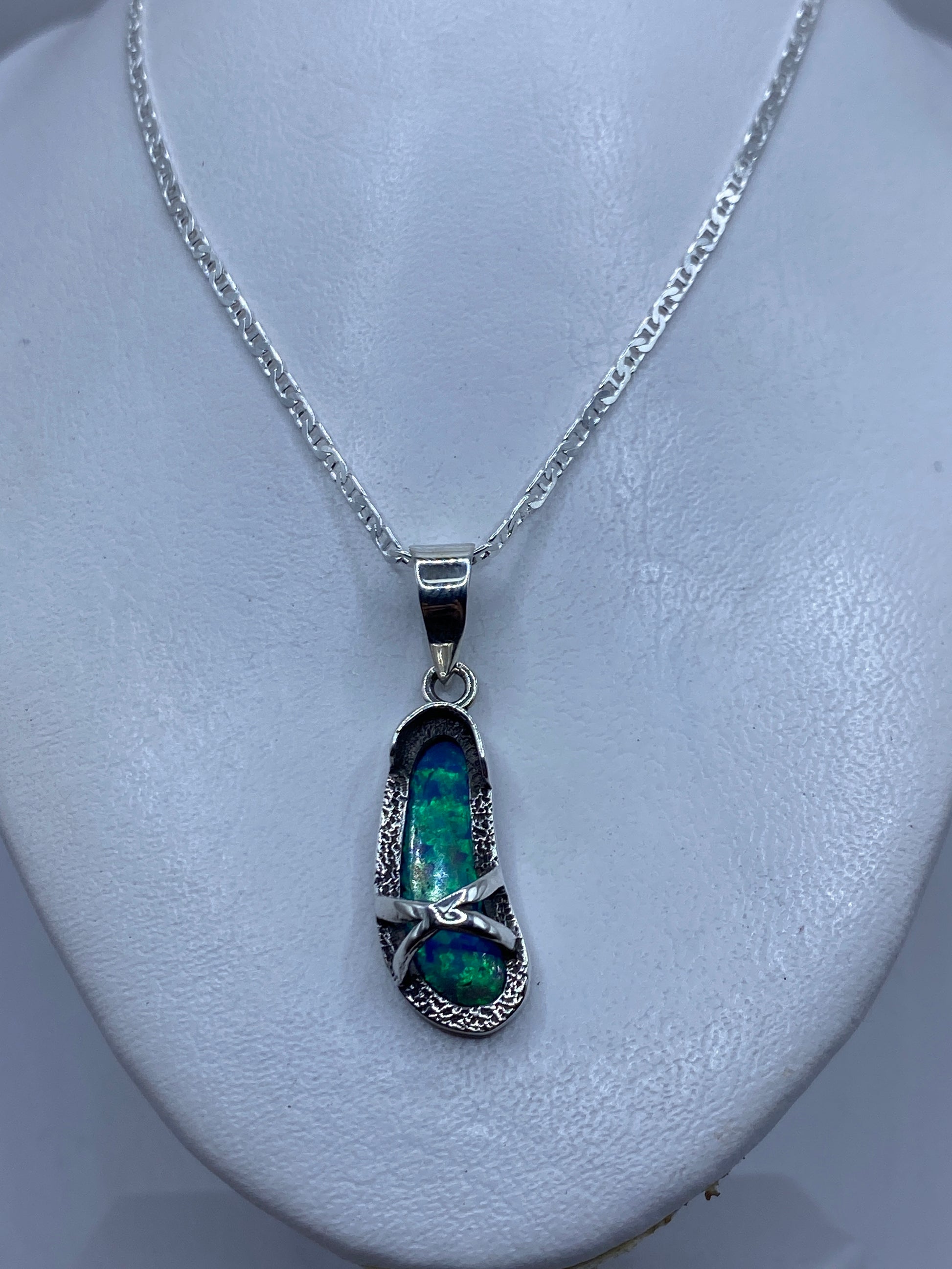 Detalle del engaste a mano del ópalo de fuego en plata .925