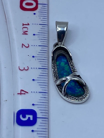 Dije de ópalo de fuego pesado en báscula, mostrando los 2.5 gramos de plata pura