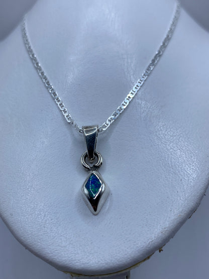 Ópalo de fuego azul engastado en plata .925, vista frontal del dije de 3.5 cm