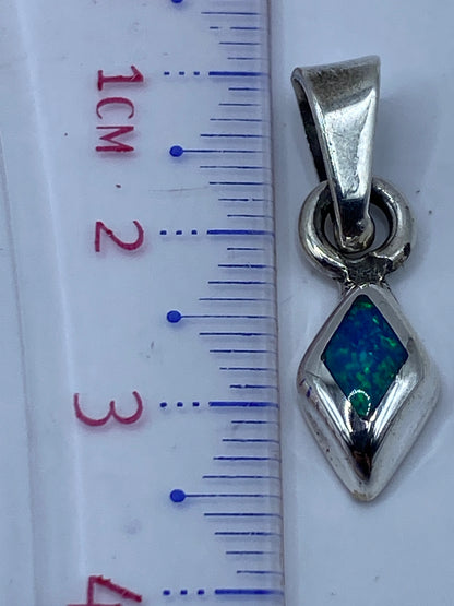 Dije sobre escala mostrando peso de 1.9 g y tamaño compacto