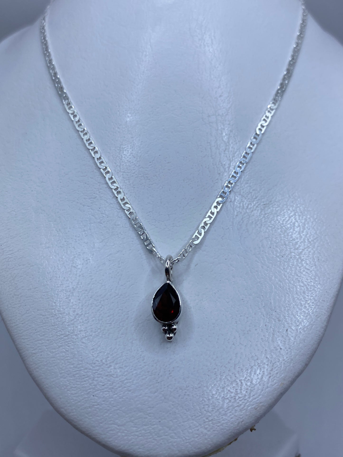 Dije de circonia roja sobre cadena de plata (solo para referencia, cadena no incluida)
