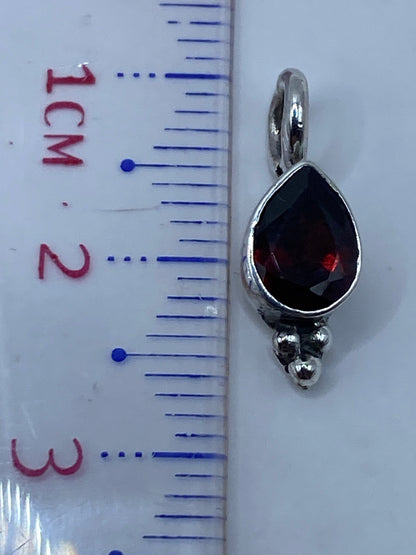Peso y medida del dije: 0.9 g, 2.5 cm de largo