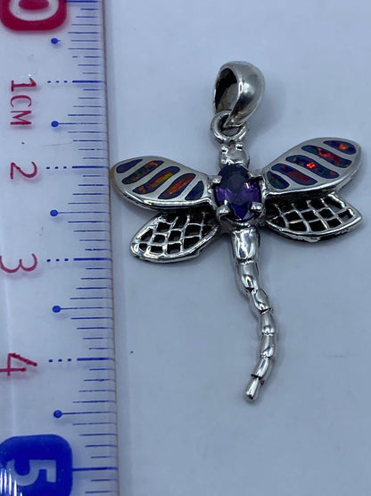 Dije libélula sobre regla mostrando 4.5 cm de largo total, con cierre de plata pulido