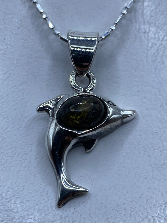 Dije de delfín en plata .925 con ámbar natural engastado, sobre cadena de perlas