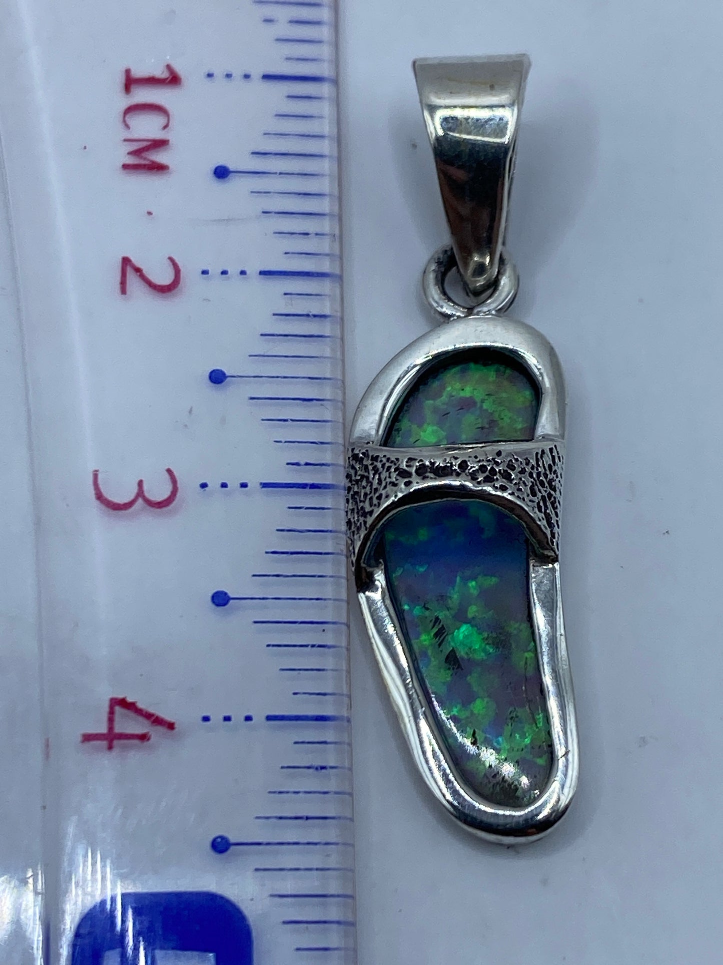 Detalle de la incrustación de piedra a mano en plata .950