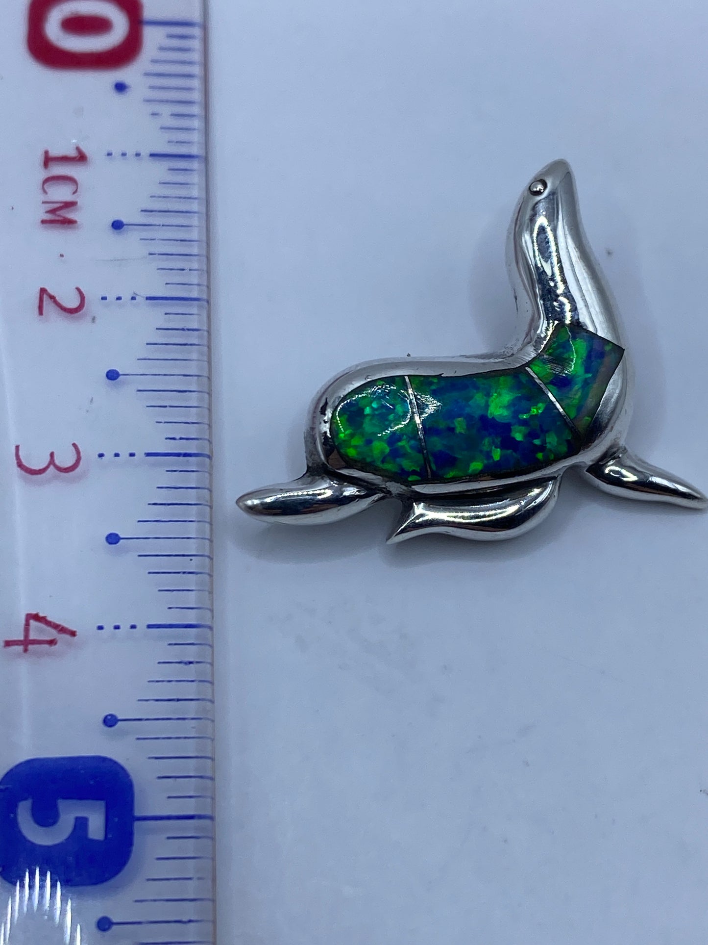 Reverso del dije foca en plata pulida con marca de Quinto .925
