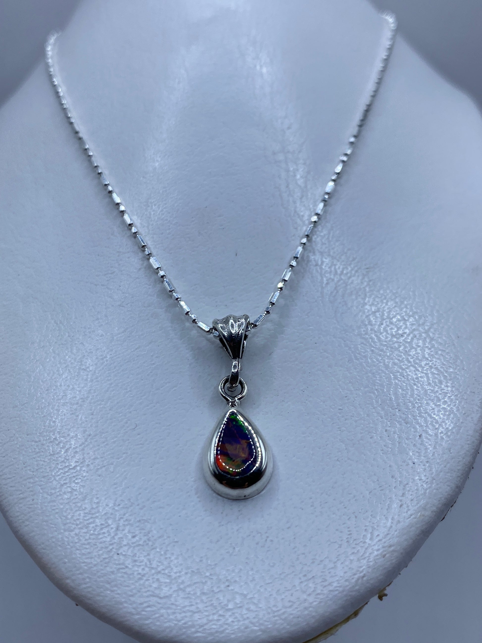 Detalle del Opalo de Fuego multicolor engastado a mano en plata .925